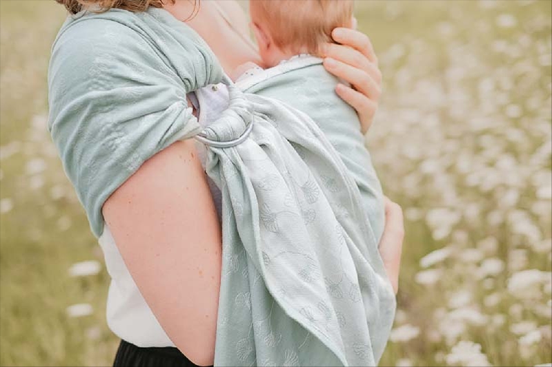 Portage physiologique d'un bébé en écharpe